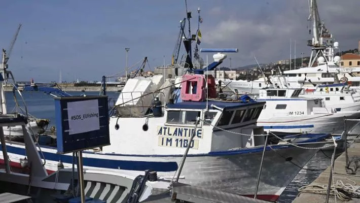 Scoppia la guerra del pesce: l’Europa dice no alla pesca a strascico, l’Italia insorge. La Commissione Europea punta a mettere al bando il metodo di pesca: «Pericolosa per l’ecosistema del mare»